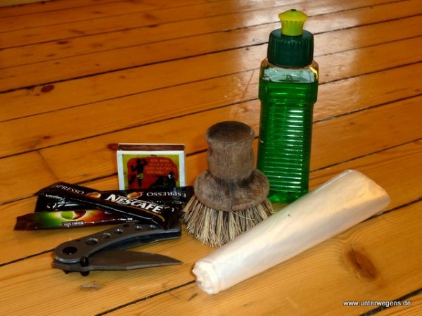 Outdoor Packliste Kleinkram wie Feuer und Messer