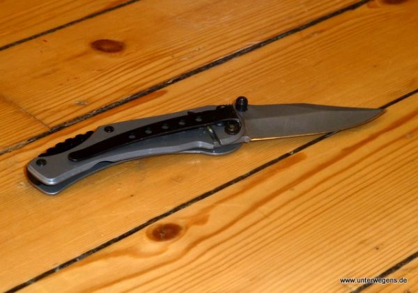 Outdoor Packliste Kleinkram wie Feuer und Messer