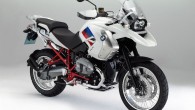 2012 BMW R 1200 GS Rallye – Bayer im Dakar Look Ausgedehnte Touren, Fernreisen oder sogar Fahrten in weit abgelegene Hemisphären unserer Erde ziehen sich ebenso wie ein roter Faden durch die BMW GS Geschichte, wie spektakuläre Abenteuerrallyes und grandiose Sporterfolge....