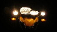 Warum man sich Zusatzscheinwerfer an das Motorrad baut? Nun, weil es nicht nur besser aussieht, sondern damit die Anderen einen besser im Straßenverkehr sehen! Bei Geländefahrten im Dunklen oder zum...