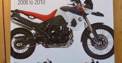 Buch: BMW F800GS Reparaturanleitung – das Service Handbuch von Haynes Wer sein Motorrad selber warten und pflegen möchte, der greift gerne auf ein Handbuch zu seinem Bike zurück. Heynes bietet das Service- und Reparaturhandbuch für die BMW F800GS in Englisch...