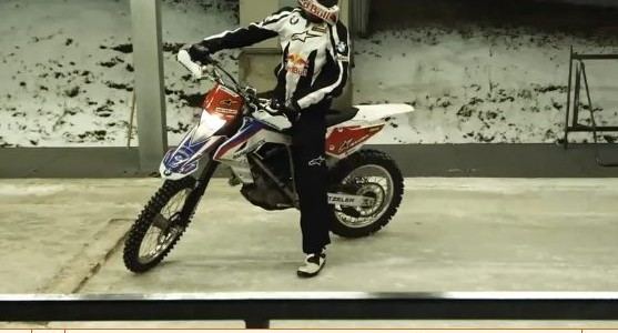 Meister Pfeiffer beeindruckt uns immer wieder mit seinen Stunt Einlagen. Normalerweise rockt er die BMW F800R auf dem Asphalt und lässt kaum das Vorderrad auf der Straße. Bei dieser Bike...