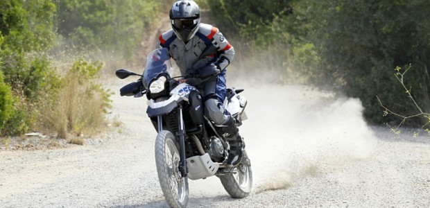 BMW G650GS Sertão 2012 – Einzylinder Offroad Spaß An die G650GS haben wir uns gerade gewöhnt, da kommt auch schon die 21“ Vorderrad-Variante mit längeren Federwegen auf den Markt. BMW scheint in Richtung des gesteigerten Offroad-Spaß zu gehen. Ob...