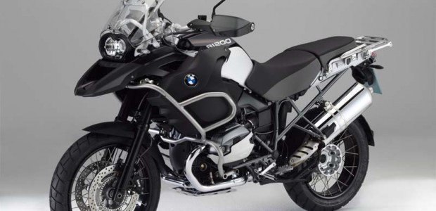 BMW Motorrad schmeißt 2011/2012 zwei neue GS Sondermodelle auf den Markt. Eine davon ist die BMW R 1200 GS Adventure Triple Black, der elegantes und “ready for Abenteuer” Boxer für...