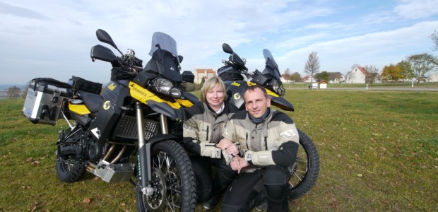 Web: Boomer.de – mit zwei BMW F800GS auf Weltreise Jo, ich bin offiziell neidisch! Nicht nur, dass mal wieder jemand mit dem Motorrad auf Weltumrundung geht, nein es ist noch mehr dran. Ein Paar geht auf Reisen und dann...
