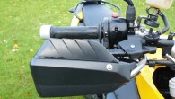 Handprotektoren BMW F800GS Schutz bei Sturz und vor Witterung bieten die original Handprotektoren von BMW. Beim Sturz bricht kein Brems- oder Kupplungshebel ab und bei Kälte und Regen sind die Hände besser gegen...