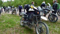 Was braucht es um eine Tour in eine internationale Tour zu transformieren? Nur einen Grenzübertritt! So machten sich 20 Großenduros Ende Mai auf, um die Wälder von Norwegen und Schweden...