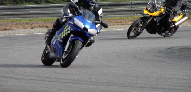 Kurventraining Padborgpark Mit ‘ner Enduro auf den Rennparkur, passt das? Und ob! Wozu hat man die Strecke denn unmittelbar vor der Haustür und nutzt sie dann nicht? Heute war es soweit. Fahrtraining...