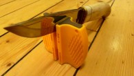 Schärfen von Messer und Axt, denn nur scharf schneidet gut ! Wer sein stumpfes Messer wieder scharf bekommen möchte, sollte sich mit dem Thema “schärfen” beschäftigen. Mit den unterschiedlichsten Hilfsmitteln habt ihr die Möglichkeit, euren Stahl scharf zu halten. Vom Profi Tool...