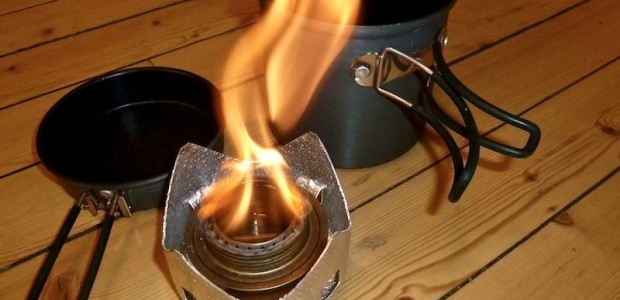 Mini Gestell für den Trangia Brenner – vielseitige Minimalistenlösung Große, schwere und dicke Ausrüstung sammelt sich mit der Zeit von selbst an. Die kleine und dennoch soliden und ausreichenden Teile kristallisieren sich erst Stück für Stück heraus. So auch...