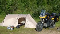 Mein erstes “richtiges” Zelt habe ich mir 2008 zusammen mit meinem Wiedereinstieg ins Motorradfahren gegönnt. Wie soll man denn Endurowandern ohne das mobile Eigenheim? Das alte Igluzelt im Keller (eines...