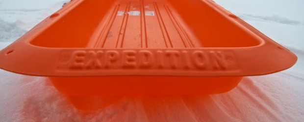 Gepäck Schlitten für den Winter – Paris Expedition Beim Winter-Trecking-Tour sinken zwar die Temperaturen, Volumen und Gewicht der Ausrüstung steigt jedoch an. Um den Rucksack und die Schultern zu entlasten kann das Material in einem Expeditionsschlitten verpackt werden. Bei mir...
