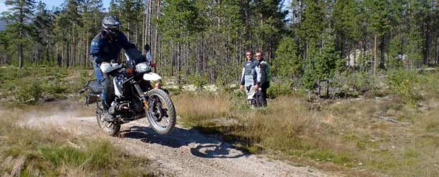 Alljährlich im August treffen sich 50-150 Enduro Dickschiffe in den norwegischen Bergen. Tagsüber wird über Schotterpisten gefahren und abends gemeinsam gegrillt und gequatscht. Ein verlängertes Motorrad-Wochenende in einer tollen Naturumgebung,...