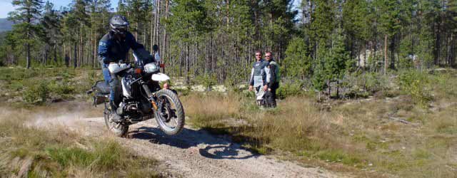 Alljährlich im August treffen sich 50-150 Enduro Dickschiffe in den norwegischen Bergen. Tagsüber wird über Schotterpisten gefahren und abends gemeinsam gegrillt und gequatscht. Ein verlängertes Motorrad-Wochenende in einer tollen Naturumgebung,...