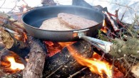Bratpfanne Aluminium non-stick mit umklappbarem Griff von Trangia Leckeres Outdoor-Essen über offenem Feuer zu brutzeln ist schon was Feines. Mit dem normalen Camping Kochgeschirr stößt man schnell an die Grenzen. Entweder schmelzen die Plastikgriffe davon oder die eigenen...
