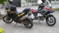 Zur France Tour 2009 brauchte ich noch einen Tankrucksack. Nach Recherchen Anfang 2009 habe ich mich dann für den Tankrucksack „Touring“ Twin von Wunderlich entschieden. Design, Haltesystem plus die Tragegurte...