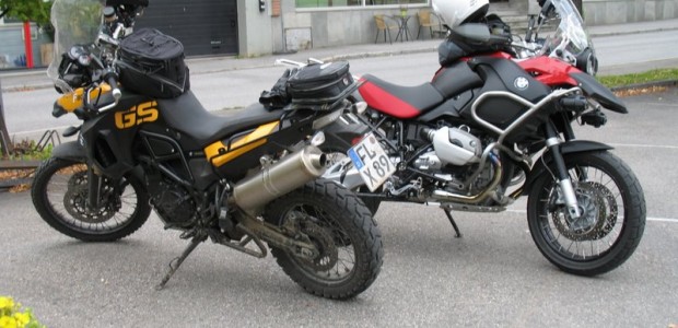 Zur France Tour 2009 brauchte ich noch einen Tankrucksack. Nach Recherchen Anfang 2009 habe ich mich dann für den Tankrucksack „Touring“ Twin von Wunderlich entschieden. Design, Haltesystem plus die Tragegurte...