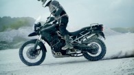 Die Tiger erkennt den Trend der Zeit und platziert sich mit in das Feld der 800er Enduros mit 200kg. Was BMW in 2008 begann, schwappte wohl über den Kanal und...