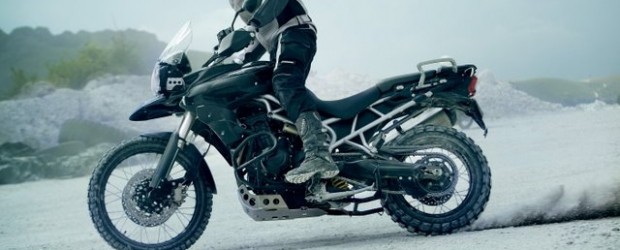 Triumph Tiger 800XC Enduro Modell 2011 – die britische BMW F800GS ? Die Tiger erkennt den Trend der Zeit und platziert sich mit in das Feld der 800er Enduros mit 200kg. Was BMW in 2008 begann, schwappte wohl über den Kanal und...