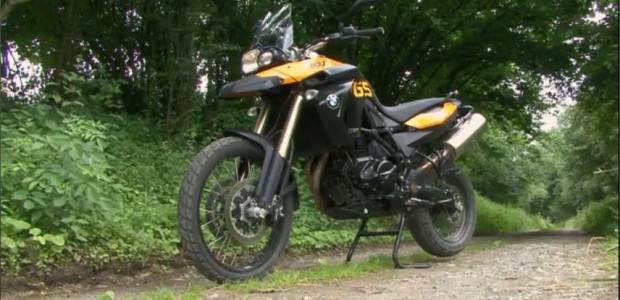 Video: BMW F800GS Onroad & Offroad Mittlerweile gibt es zu Haufe Videos von der 800er. Dieser Videoclip von BikersAttitude zeigt die BMW F800GS mit original Koffern im Rundumblick, als Offroad ride und auf der Straße. Schöner...