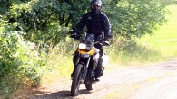 10 Tipps zum Fahren auf Schotter Auch mit einer schweren Reiseenduro lässt es sich gut auf Schotter und Geröll fahren. Ein wenig Enduro Training mit erfahrenen Schotterpisten-Königen und üben, üben, üben. Wissen über die wesentlichen Unterschiede...