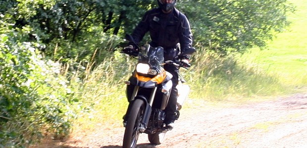 Auch mit einer schweren Reiseenduro lässt es sich gut auf Schotter und Geröll fahren. Ein wenig Enduro Training mit erfahrenen Schotterpisten-Königen und üben, üben, üben. Wissen über die wesentlichen Unterschiede...