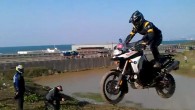 Video: Crash einer BMW F800GS nach freiem Flug – festhalten nicht vergessen Aller Fahrer-Anfang ist schwer, oder? So scheint es auch unserem asiatischem Fahrer-Kollegen zu gehen. Voller Mut nimmt er Anlauf, kommt gut hoch, aber dann!