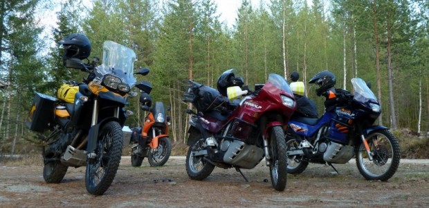 25°C und ein Eis, das ist jetzt genau das Richtige vor der Abfahrt. Das Enduro Dickschiff ist vollgetankt, die Koffer sind gepackt, Zelt und Karten sind an Board, es kann...
