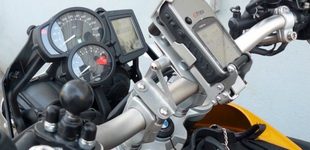 Navigation und Motorrad Reisen – eine Frage der Einstellung? Beim Auto scheint es mittlerweile total normal zu sein. Beim Motorrad fahren hingegen hat sich das Navi noch nicht gänzlich etabliert. Einige Bockfahrer können sich nicht vorstellen ohne Navigationsgerät loszufahren,...